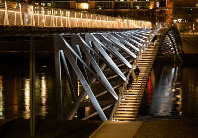 Пешеходный мост де ла Пэ. Image courtesy of Dietmar Feichtinger Architectes