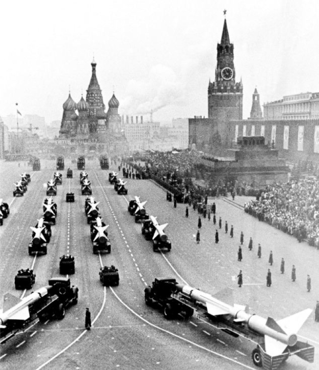 Нормативная ширина дороги в СССР – 3,75 м, что больше подходит габаритам военной техники, нежели советского автомобиля. Из презентации Олены Гранкиной. Проект «Город дорог». Первоисточник: http://www.dailymail.co.uk Нормативная ширина дороги в СССР – 3,75 м, что больше подходит габаритам военной техники, нежели советского автомобиля. Из презентации Олены Гранкиной. Проект «Город дорог». Первоисточник: http://www.dailymail.co.uk