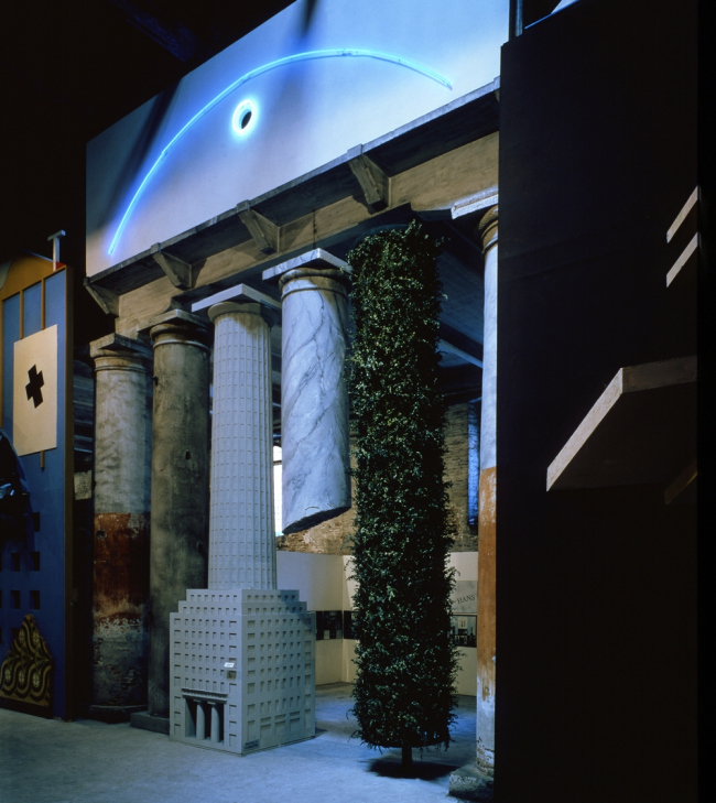 Ханс Холляйн. Фасад 
на выставке
«Новейшая улица».
Венецианская биеннале
архитектуры-1980. Фото с сайта domusweb.it