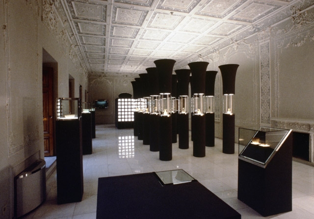 Музей стекла и керамики 
в Тегеране. 1978. Дизайн постоянной экспозиции. Фото с сайта hollein.com