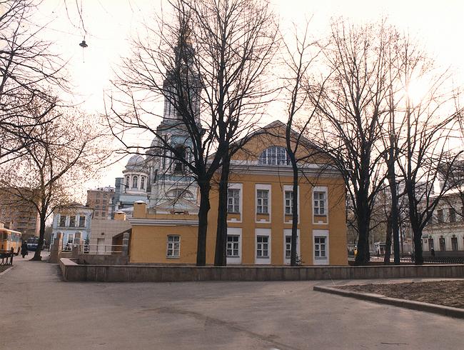 Площадь Богоявленского собора в Елохове и реконструкция здания СП «Диалог» © Алексей Бавыкин и партнёры