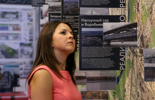 Проект «Конкурсы», стенд (еще не объявленного) ряда конкурсов, посвященных переосмыслению береговых зон Москвы-реки. Фотография Юлии Тарабариной Проект «Конкурсы», стенд (еще не объявленного) ряда конкурсов, посвященных переосмыслению береговых зон Москвы-реки. Фотография Юлии Тарабариной