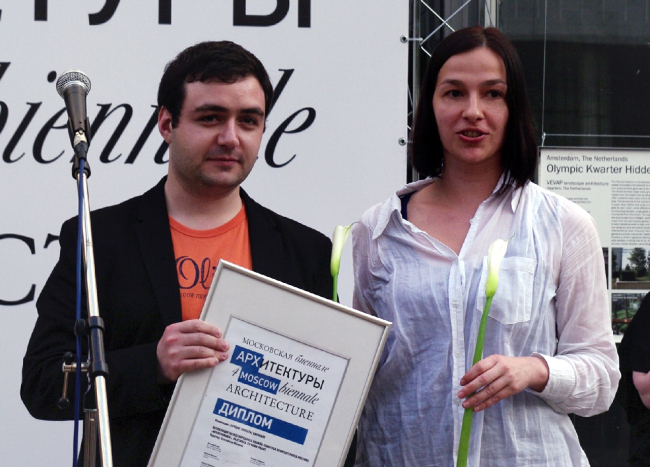 Куратор конкурса «АрхиГрафика» Екатерина Шалина и архитектор экспозиции Рубен Аракелян. Фотография Аллы Павликовой Куратор конкурса «АрхиГрафика» Екатерина Шалина и архитектор экспозиции Рубен Аракелян. Фотография Аллы Павликовой