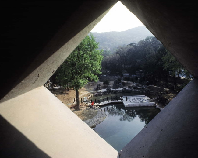  Fragrant Hills  . 1982. : Marc Riboud