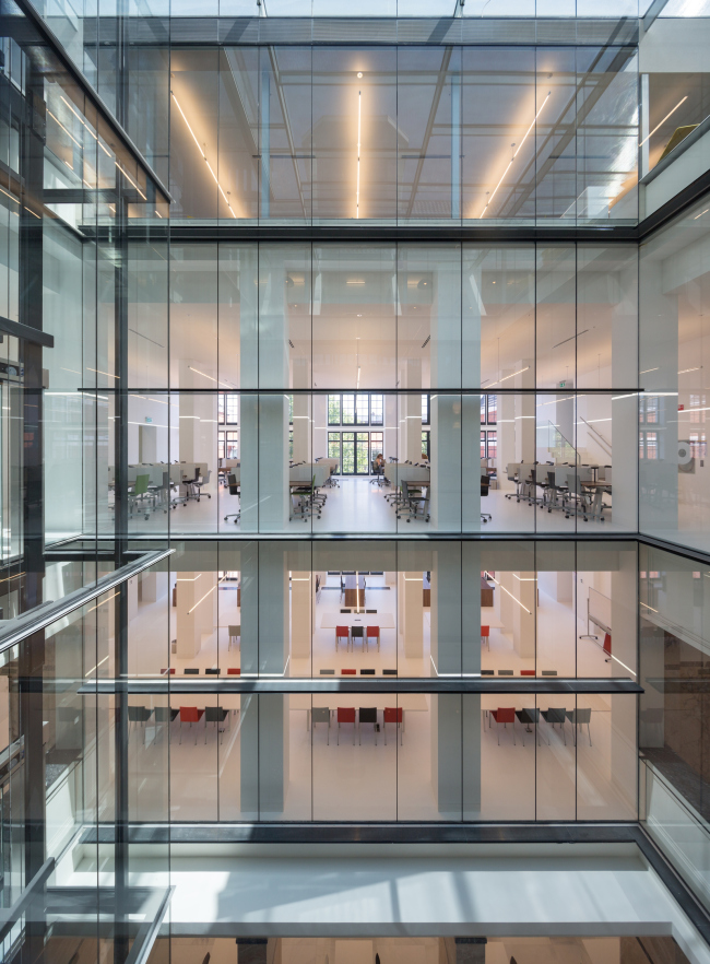 Erasmus University College � ���������� � (designed by) Erick van Egeraat / Ossip van Duivenbode