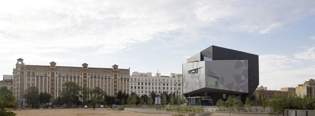 ���������� ����� CaixaForum � �������� � Estudio Carme Pinós
