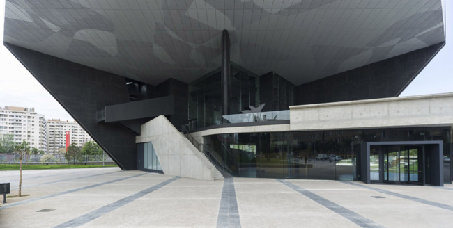 ���������� ����� CaixaForum � �������� � Estudio Carme Pinós