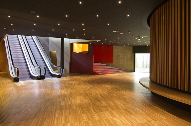 ���������� ����� CaixaForum � �������� � Estudio Carme Pinós