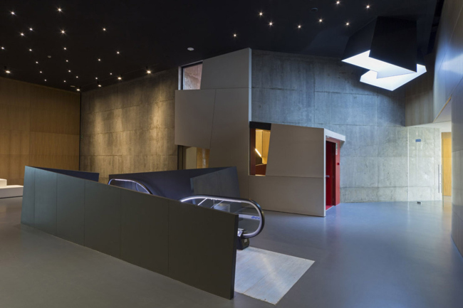 ���������� ����� CaixaForum � �������� � Ricardo Santonja