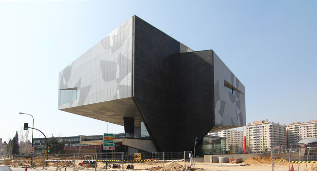 ���������� ����� CaixaForum � �������� � Estudio Carme Pinós