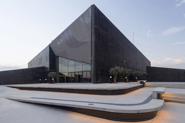 ���������� ����� CaixaForum � �������� � Ricardo Santonja