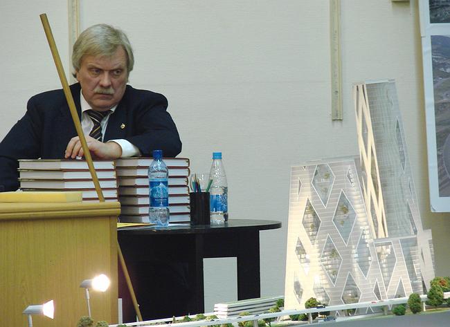 Хотя главный архитектор Москвы Александр Кузьмин и бросал на макет сердитые взгляды, он дал проекту Кикутаке самую положительную харатеристику и даже предложил не портить его на согласованиях
фотографии Юлии Тарабариной Хотя главный архитектор Москвы Александр Кузьмин и бросал на макет сердитые взгляды, он дал проекту Кикутаке самую положительную харатеристику и даже предложил не портить его на согласованиях
фотографии Юлии Тарабариной