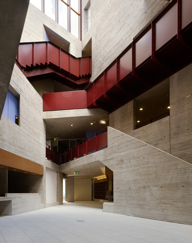 ����� ����������� �����, �������� � �������� An Gaeláras � ����� � �������� �������� � Dennis Gilbert