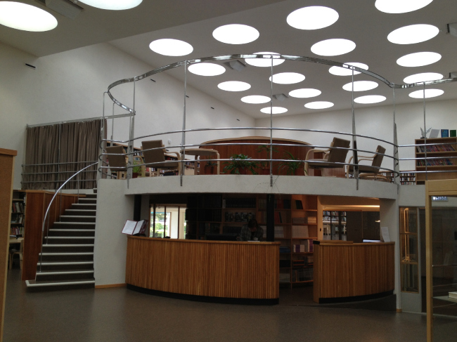 Библиотека Аалто в Выборге. Стойка регистрации и вертикальное ядро с лестницами связывает все залы с книгохранилищем. Фотография © «ДНК аг»