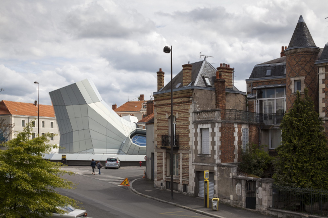 ������ FRAC ������� ����� � Jakob + MacFarlane.
����: Nicolas Borel