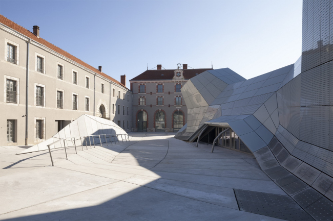 ������ FRAC ������� ����� � Jakob + MacFarlane.
����: Nicolas Borel