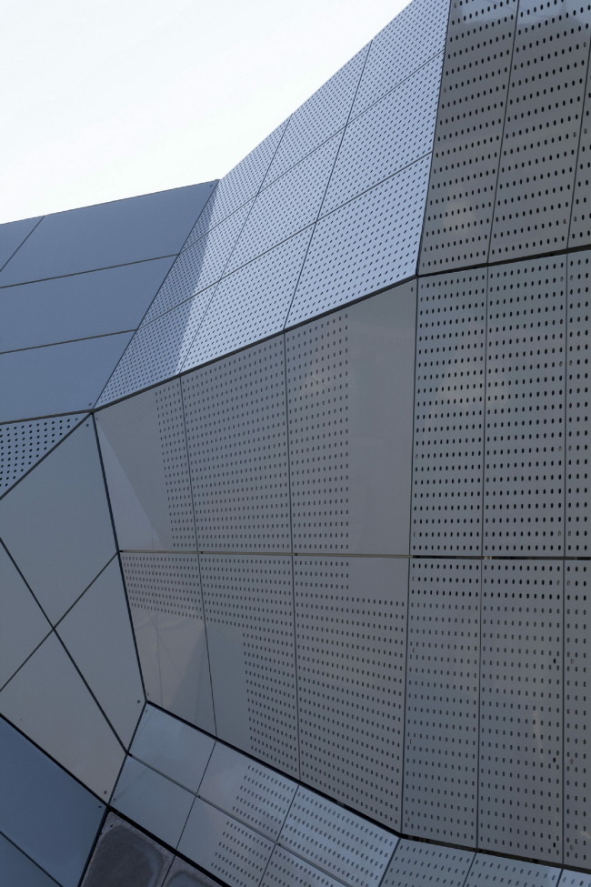 ������ FRAC ������� ����� � Jakob + MacFarlane.
����: Nicolas Borel