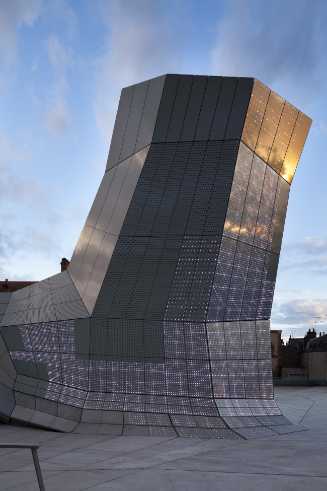 ������ FRAC ������� ����� � Jakob + MacFarlane.
����: Nicolas Borel