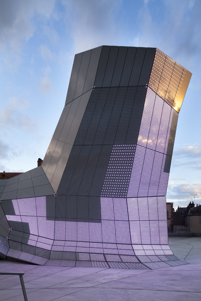 ������ FRAC ������� ����� � Jakob + MacFarlane.
����: Nicolas Borel