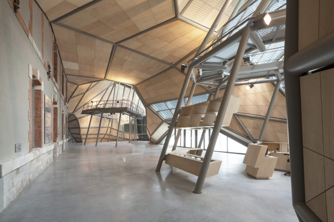 ������ FRAC ������� ����� � Jakob + MacFarlane.
����: Nicolas Borel