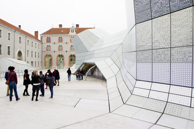 ������ FRAC ������� ����� � Jakob + MacFarlane.
����: Géraldine Aresteanu