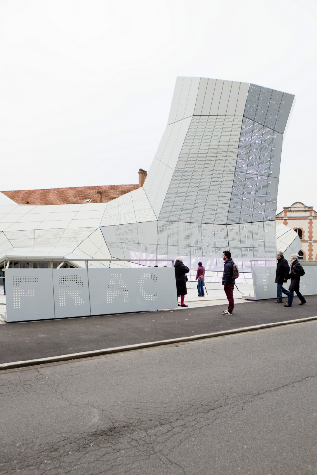 ������ FRAC ������� ����� � Jakob + MacFarlane.
����: Géraldine Aresteanu