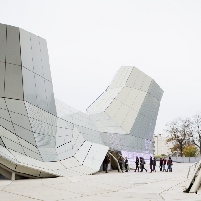 ������ FRAC ������� ����� � Jakob + MacFarlane.
����: Géraldine Aresteanu