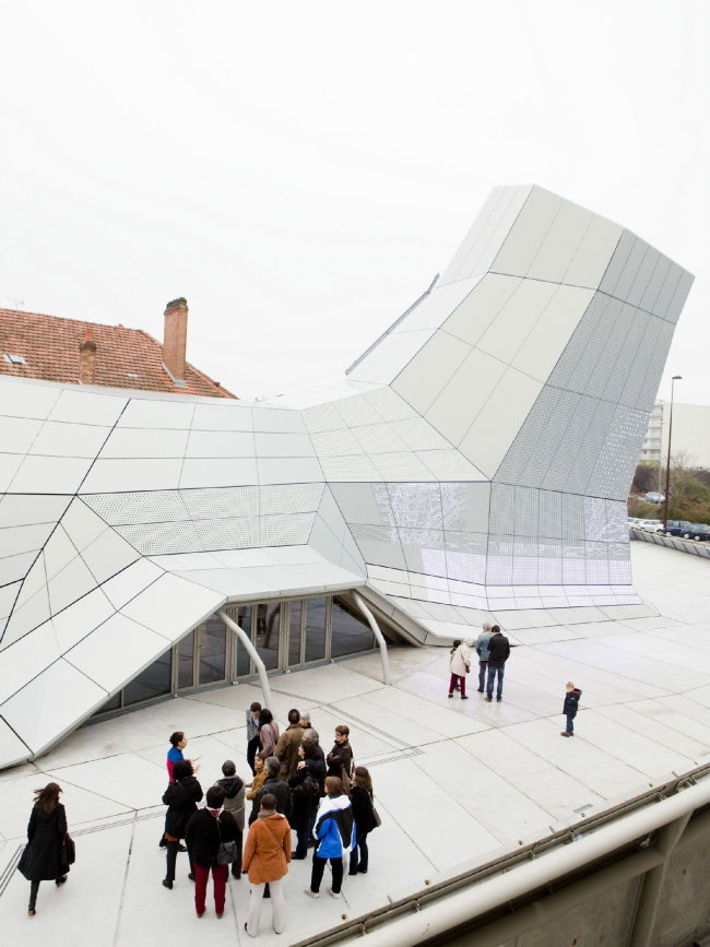 ������ FRAC ������� ����� � Jakob + MacFarlane.
����: Géraldine Aresteanu