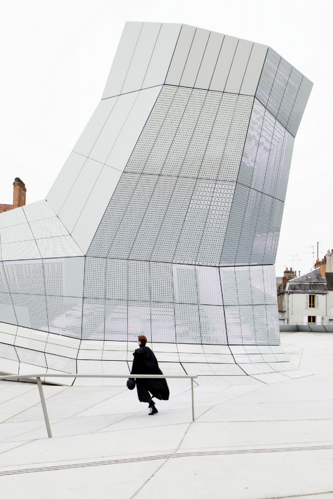 ������ FRAC ������� ����� � Jakob + MacFarlane.
����: Géraldine Aresteanu