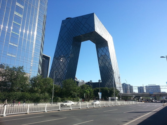Здание Центрального Китайского ТВ в Пекине бюро ОМА. Фотограф: Verdgris via Wikimedia Commons. Лицензия Creative Commons Attribution-Share Alike 3.0 Unported
