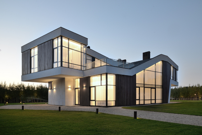 Python House. Photo � Aleksey Naroditsky