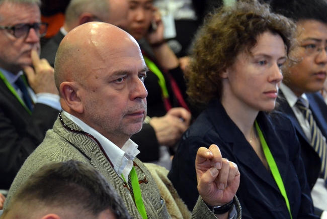 Andrew Gnezdilov (on the left, on the right - Marina Khrustaleva) / Moscow Urban Forum, 2014