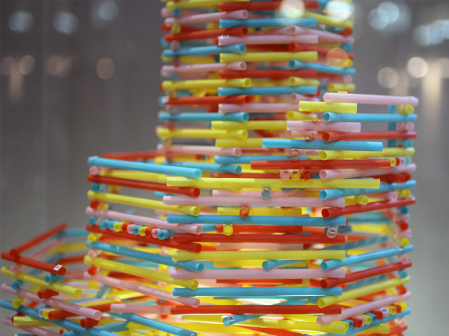 Vlad Savinkin and Vladimir Kuzmin assembled a model of a wooden ziggurat from cocktail straws. "Zodchestvo" 2014. Photo � Julia Tarabarina, Archi.ru