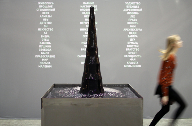 Andrew and Nikita Asadov. Schukhov Tower as a fountain of tar. "Zodchestvo" 2014. Photo  Julia Tarabarina, Archi.ru