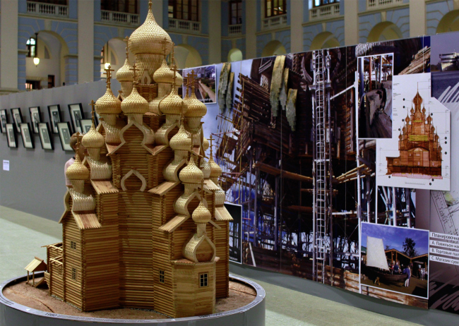 The model of the Transfiguration Church was shipped from Kizhi to Moscow on a helicopter. "Zodchestvo" 2014. Photo � Julia Tarabarina, Archi.ru