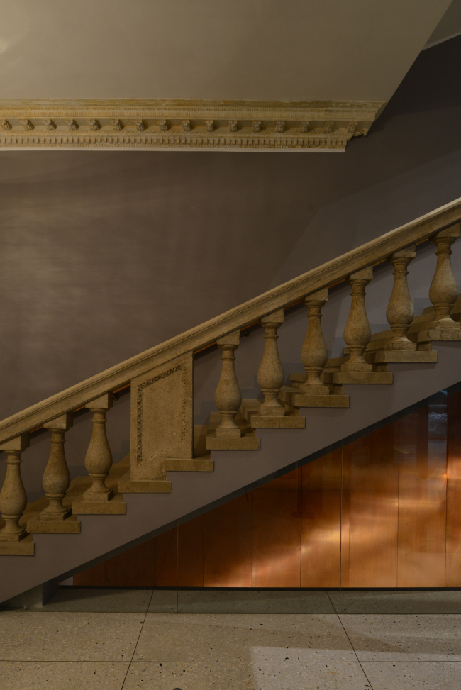 Лестница, ведущая с первого этажа (уровень улицы и фойе) на второй этаж (уровень сцены). «Электротеатр Станиславский». Фотография © Илья Иванов, 2014