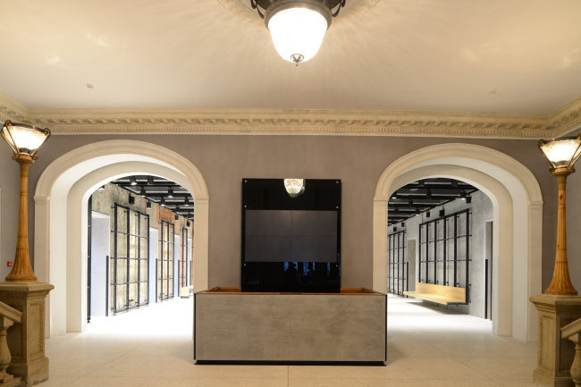 Entrance to the foyer of the 1st floor from the street. "Electrotheater Stanislavsky". Photo  Ilia Ivanov, 2014