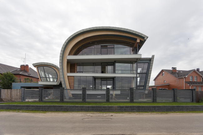 Country house. The street facade  Roman Leonidov architectural bureau