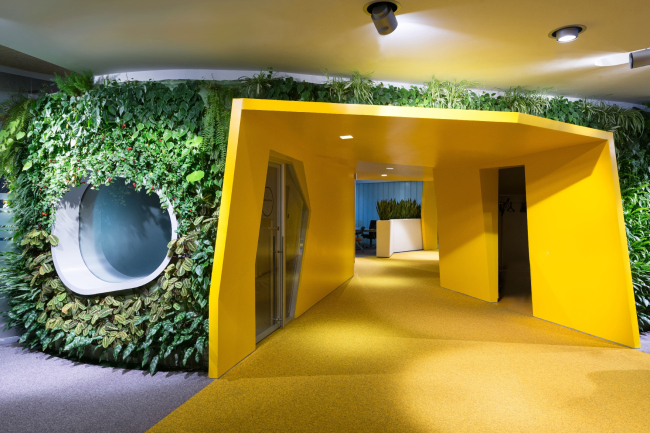 Yandex HQ on Leo Tolstoy Street (second stage). Finish in the form of a living plant wall  "Atrium" Architectural Bureau