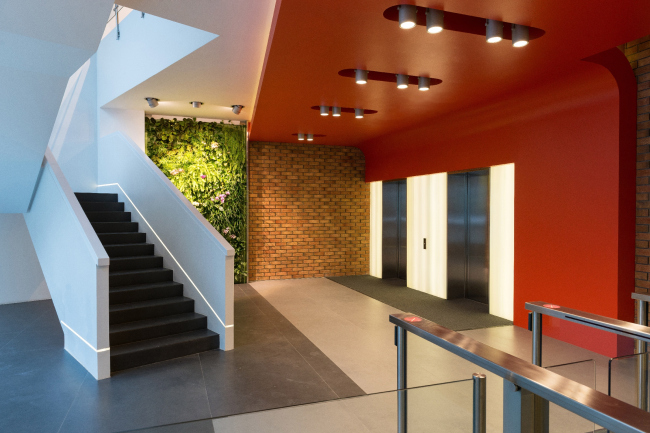 Yandex HQ on Leo Tolstoy Street (second stage). Corian clam shell stairway  "Atrium" Architectural Bureau