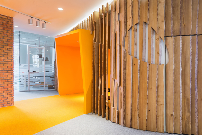 Yandex HQ on Leo Tolstoy Street (second stage). Finish in the form of a wooden grid  "Atrium" Architectural Bureau