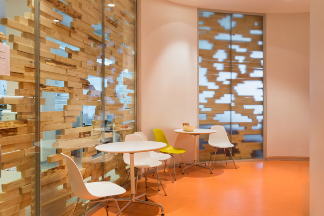 Yandex HQ on Leo Tolstoy Street (second stage). Finish in the form of wooden bars forming a pixel pattern  "Atrium" Architectural Bureau