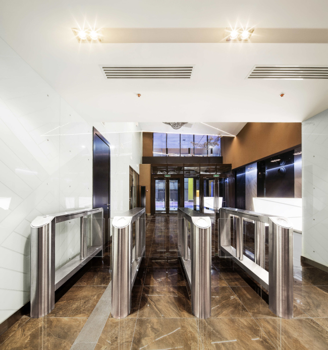 The entrance group of the multifunctional complex "Savelovsky City" � T+T Architects