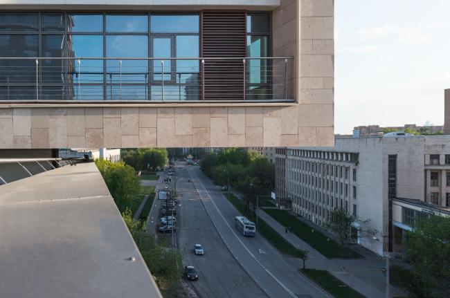 A view of the cantilever of the southern building from the gym roof, from north to south. Barkli Park at the Sovietskoy Armii Street  "Atrium"