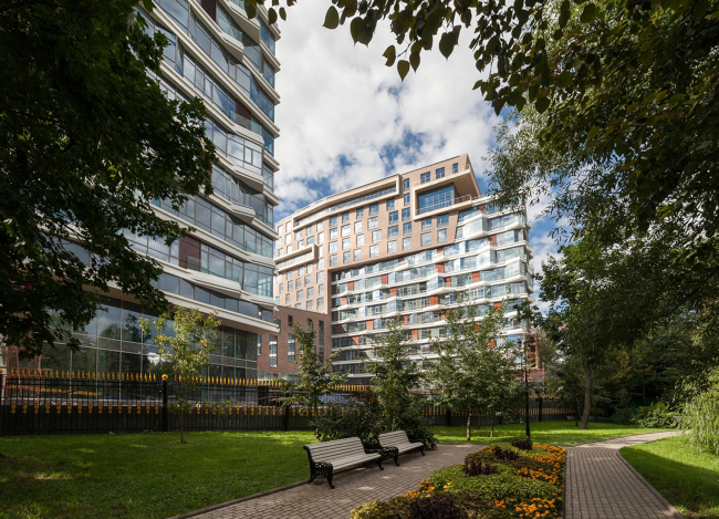 Nevertheless, the correct viewpoint from the park entrance restores the building in its "green" reputation. Barkli Park at the Sovietskoy Armii Street  "Atrium"