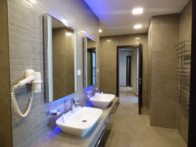 Апарт-отель «Величъ». Ванная комната номера люкс © Архитектурная  мастерская Грошева Юрия