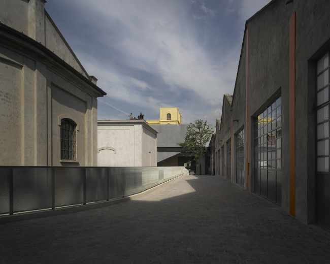 �������� ����� Prada. ����: Charlie Koolhaas