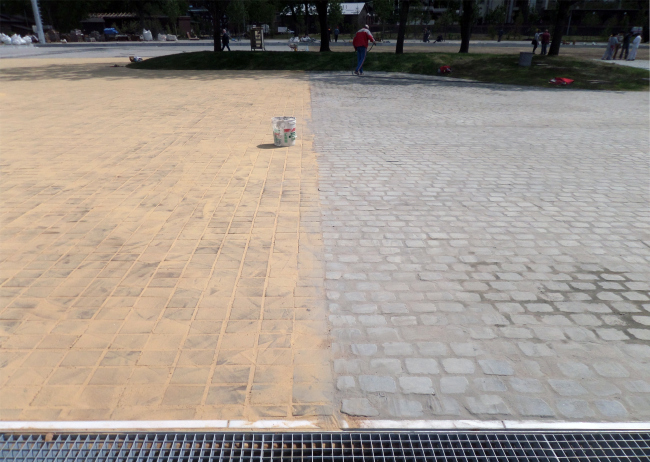 On the left: flooring of wooden cubes. On the right: stone pavement. Photograph © Ilia Mukosey