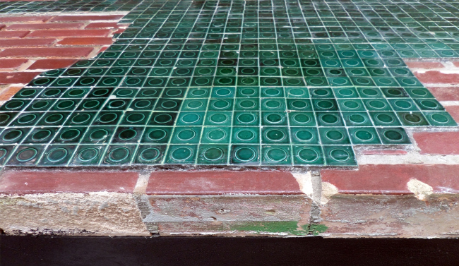 The surfaces decorated by the glazed bricks only look unkempt from a distance. This "negligence" is in fact well thought-out Photograph � Ilia Mukosey