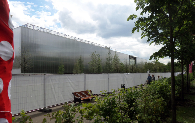 "Garage" viewed from Gorky Park. When the landscaping work is over, the fence will be removed. It is already seen that there will be little difference between  the museum and the surroundings.